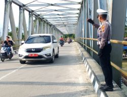 Berkat Personil Polres Kampar Siaga di Jembatan WFC dan Bangkinang, Arus Lalin di Acara Balimau Kasai Lancar