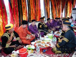 Usai Paripurna, Ketua DPRD Kampar, Pj Bupati dan Ninik Mamak Duduk Baselo di Balai Adat