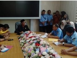 Ratusan Hononer Temui Komisi I DPRD Kampar