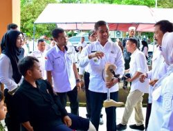 Peduli Penyandang Disabilitas, Pemkab Kampar Serahkan Bantuan Alat Bantu