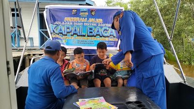Satpolairud Polres Inhil Laksanakan Program “JALUR” Pustaka Terapung